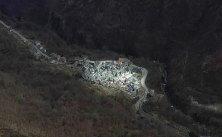 ایسا گاؤں ( ریجوکان ) جہاں دھوپ نہیں پہنچتی ہے